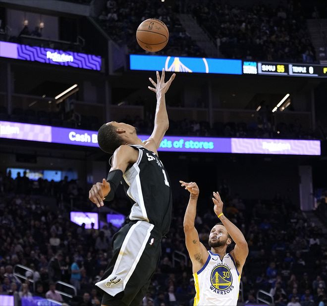 庫裏狂砍46+5！帶領勇士逆轉馬刺，文班亞馬8失誤，名嘴這樣評價