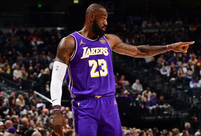 太硬了！41歲勒布朗被撞膝蓋毫發無損：轟28+10+7還獻隔人暴扣