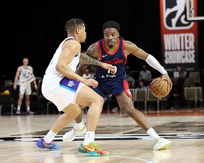 發展聯盟都打得相當吃力，快船當初怎麽會選擇用雙向合同簽下他？