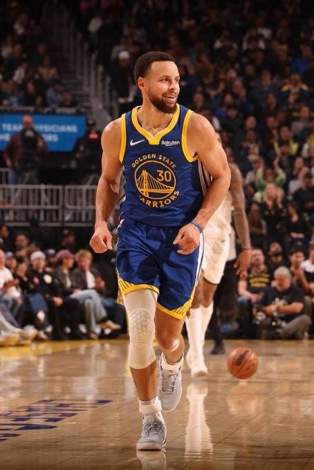 庫裏砍31分6板7助，成為曆史上30+得分場次最多的控球後衛