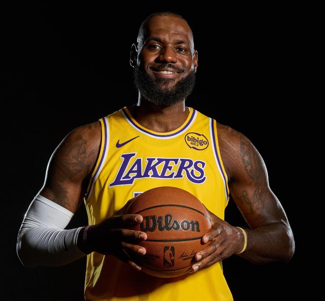 NBA官方：一起祝湖人隊勒布朗-詹姆斯41歲生日快樂！