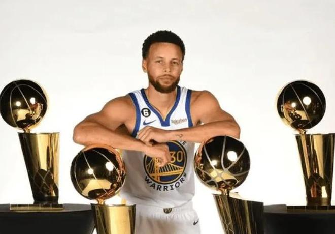 美媒：庫里是歷史唯一沒有和75大球星合作就奪冠的控衛(wèi)