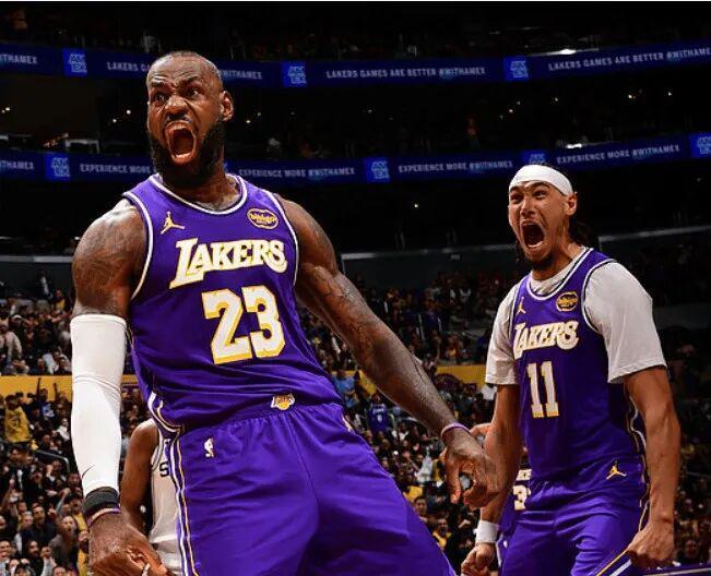 老詹隔扣！湖人一直在抱怨裁判