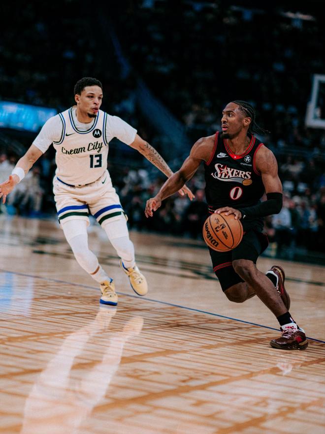 马克西54+9+6记3分创2大NBA第2神迹，还刷爆纪录，76人力擒雄鹿