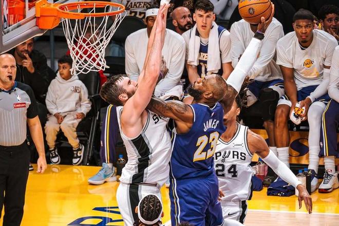 詹姆斯隔扣，難阻球隊出局！1首輪+5個首輪互換，湖人急需改變！