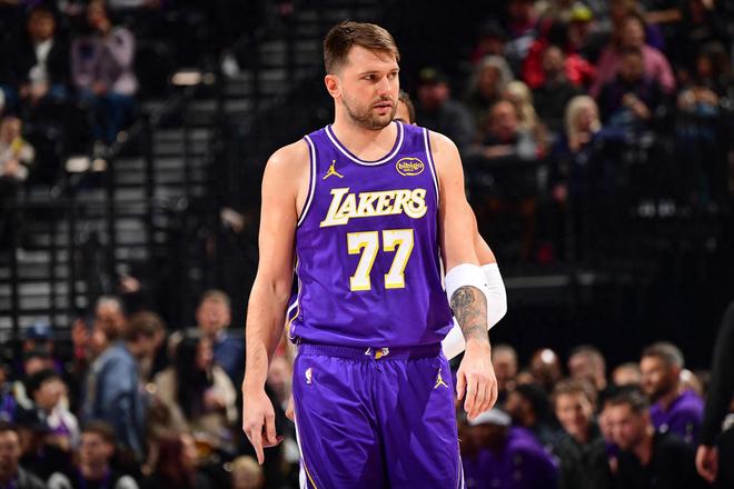 轟45+11+14，東契奇破紀錄！老詹漸入佳境保湖人10勝0負聯盟唯一