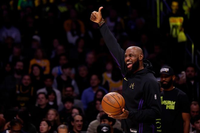 生日夜手感不佳，詹姆斯17投6中拿到17分4板4助，正負值-16