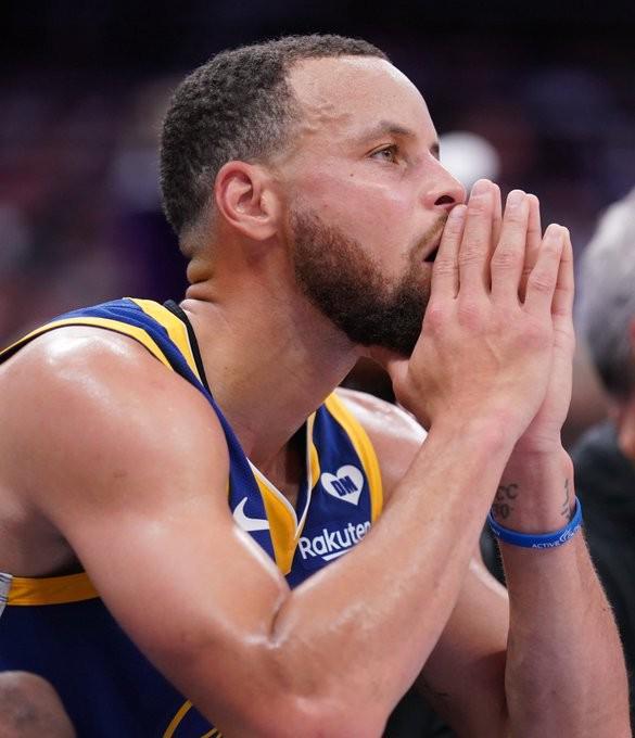 加時得分掛零，庫裏30中12空砍39分3板4助1斷1帽，三分11中4