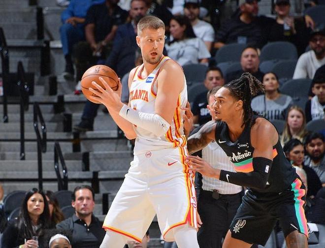 文班缺战福克斯26+9，新鹰王准三双带不动状元郎，马刺力克老鹰