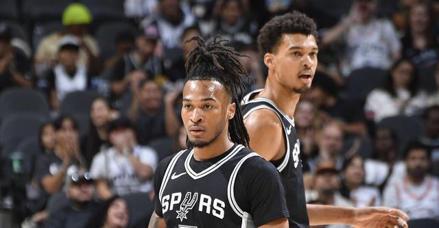 文班亞馬和卡斯爾成為馬刺隊史首對同場砍下三雙的組合