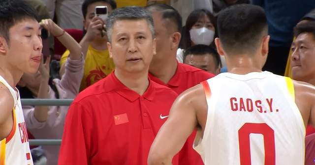 令人痛心！中国男篮开门黑，张镇麟20分难救主，郭士强算盘打错了