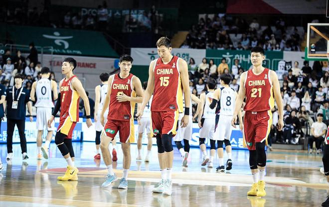 這能打NBA？曾凡博對(duì)韓國(guó)兩場(chǎng)拿2分，浪費(fèi)首發(fā)位置，被郭士強(qiáng)放棄