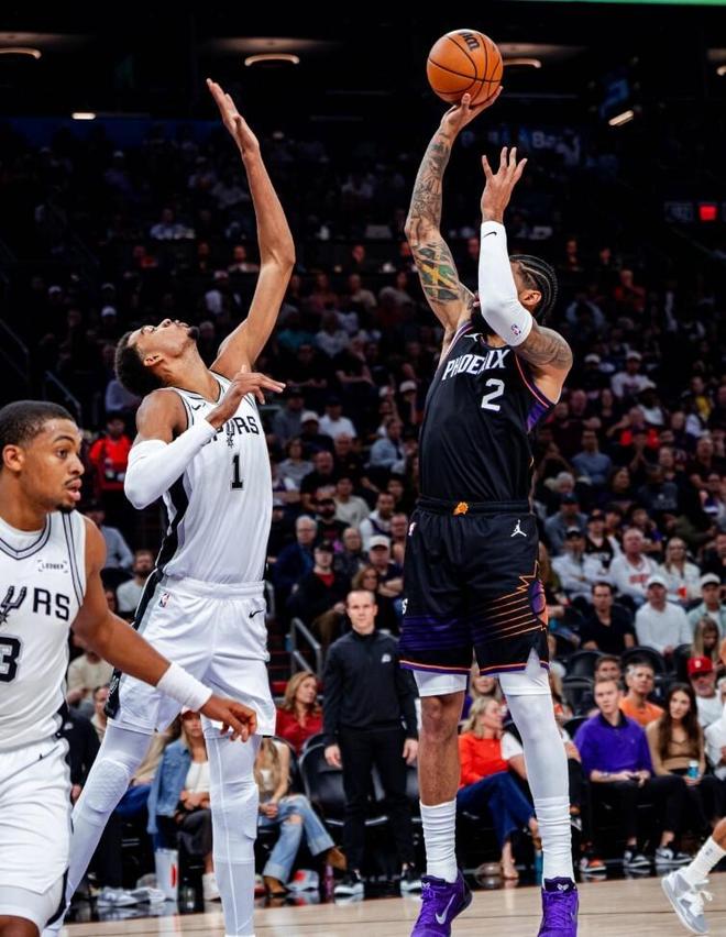 130-118！文班低迷9分6失誤，布克28+13，太陽(yáng)送馬刺賽季首敗