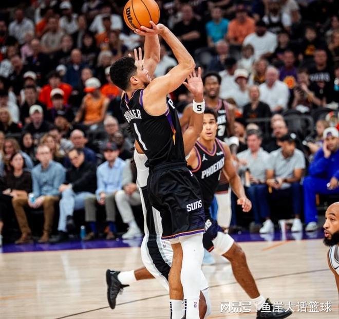 馬刺完??！布克28+2+13湖人棄將爆發(fā)，文班14中4+6失誤，榜眼傷退