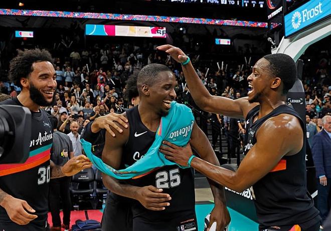 一战成名！马刺后场新星能否抓住机会占据一个轮换阵容的位置？