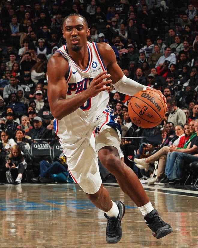 比肩东契奇哈登，马克西成为第五位开季连续6场25分+5助球员