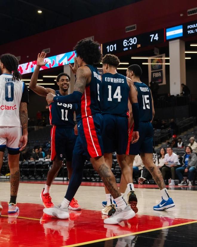 美國男籃世預(yù)賽兩戰(zhàn)狂勝65分 快船舊將26分奧米爾20+20魯伊斯36分