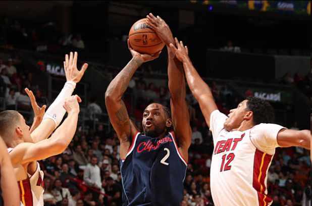 萊昂納德末節(jié)轟19分將分差縮小到13分 船記：展現(xiàn)的決心絕非空話