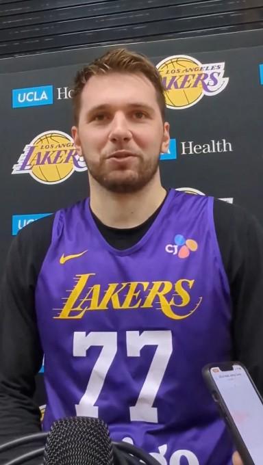 喊出那五个字，东契奇谈湖人上限：我们的目标是赢得总冠军