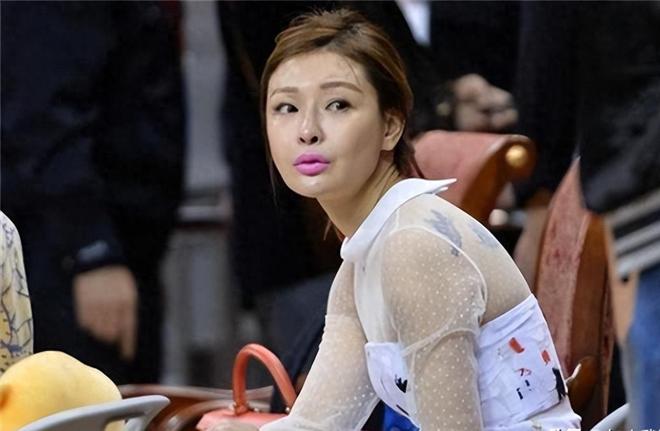 CBA最美老板娘，背部纹身很有个性，曾给易建联2000万年薪