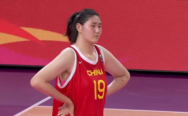 8投8中，轰18分！球迷：2米26女篮小将，已成为篮坛巨无霸