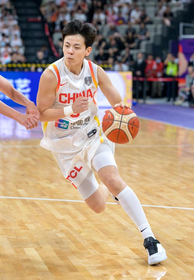填满数据栏！杨舒予11中4拿到9分8板5助2断1帽 正负值+23最高
