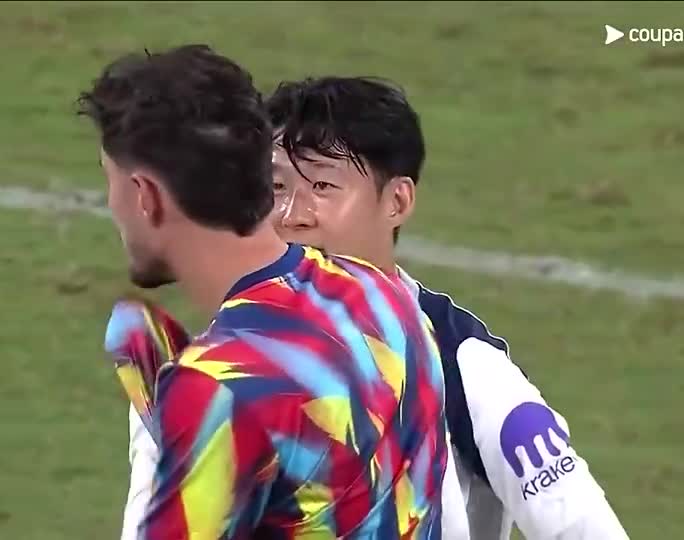 聊些啥呢？孙兴慜和哈弗茨赛后长时间交流，两人均效力过药厂