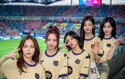 韩国ITZY女团现场观战巴萨vsFC首尔，赛后与亚马尔、莱万互动