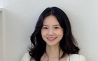 曾經(jīng)一笑成名！韓國美女主播昨日主持巴薩發(fā)布會，并與弗里克握手