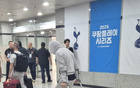 跟队：麦迪逊赛后拄拐通过混合采访区 上次受伤也是这个膝盖