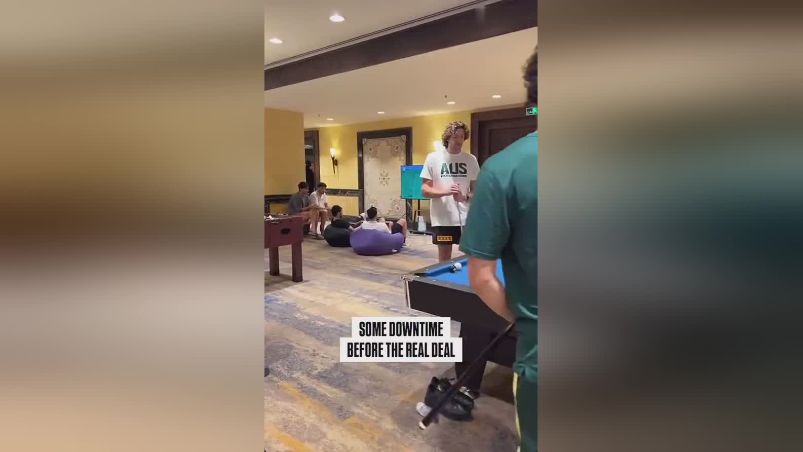 男籃亞洲杯開(kāi)打前各隊(duì)在酒店大廳放松 張寧用約基奇角色打2K