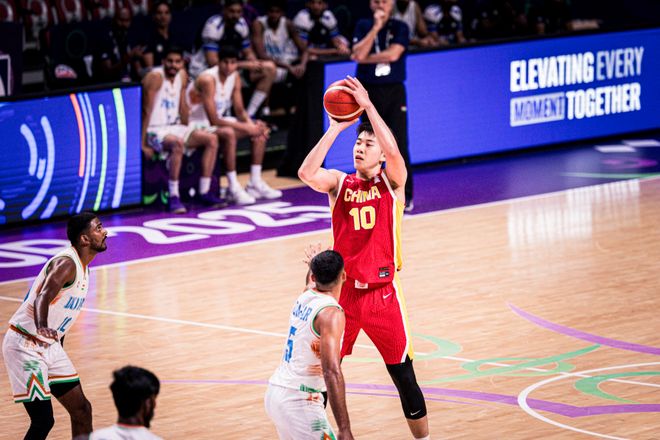 中國男籃大勝31分！胡明軒觸底反彈，轟全隊(duì)最高分