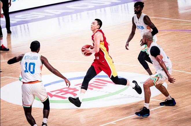 31分大勝+2連勝！中國男籃找到未來10年鋒線答案，胡明軒強(qiáng)勢回暖