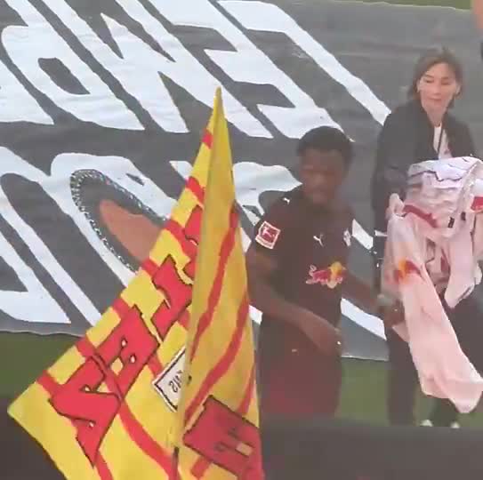 回到朗斯主場！奧蓬達準備了很多球衣，賽后送給球迷