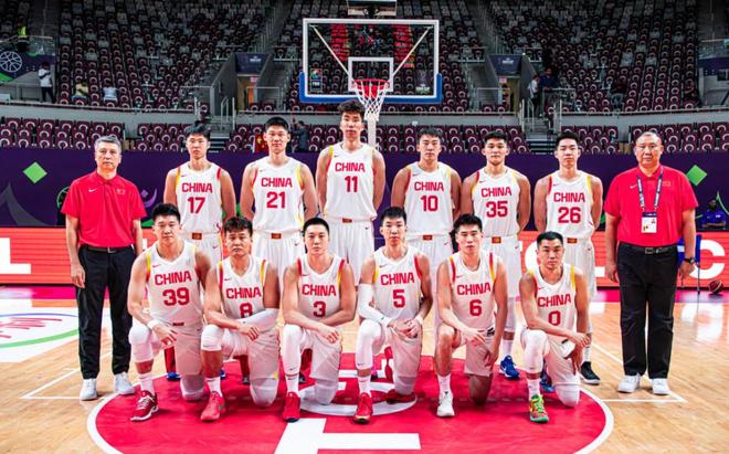 中國(guó)男籃22分大勝約旦！三連勝頭名晉級(jí)8強(qiáng)，程帥澎5記三分大爆發(fā)
