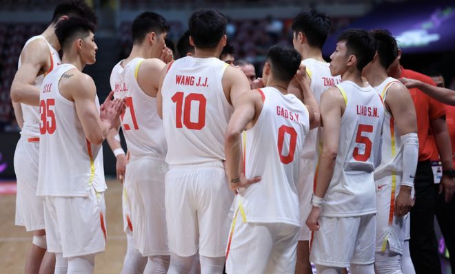 徐杰赵继伟解说男篮大胜！17-0一波流让2大国手欢呼，狂吹郭士强