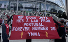 社区盾赛前，利物浦球迷举旗纪念若塔：永远的20号，YNWA