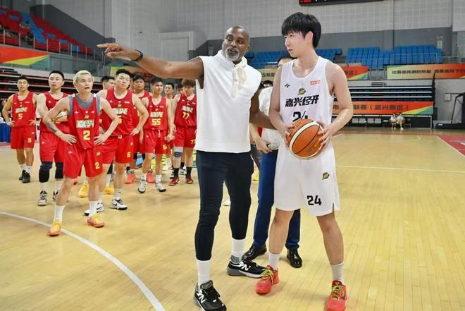 “浙BA”引來NBA明星：姚明隊友莫布利點撥嘉興業(yè)余球員