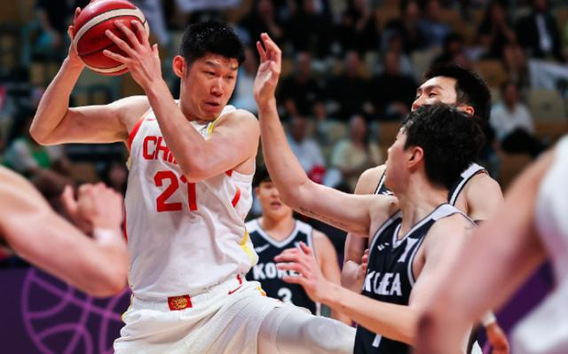 中國男籃79比71戰勝韓國隊，時隔10年重返亞洲杯四強，蘇群：中國隊斗志、籃板滿分，進攻不及格