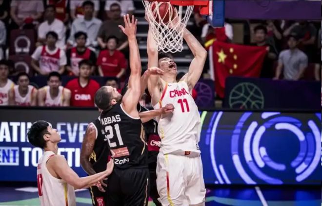 2米21大個子硬起來了！6前板+造全隊一半罰球，球迷：排隊道歉