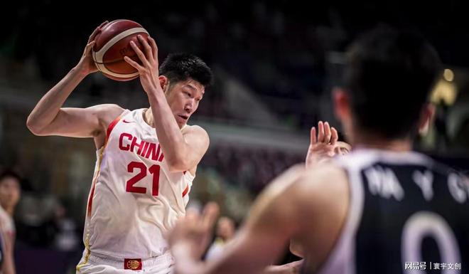 血性男籃：胡金秋浴血奮戰(zhàn)，20歲奇兵打崩韓國(guó)，裁判黑哨難阻突破