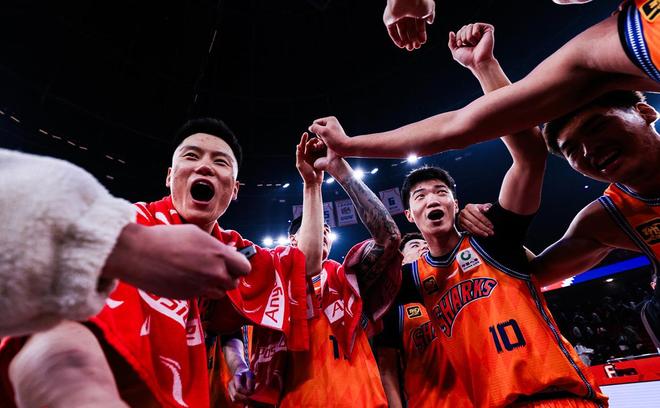 CBA上海19人名單！7名球員續(xù)約，王哲林再打3年，張鎮(zhèn)麟強(qiáng)勢(shì)加盟