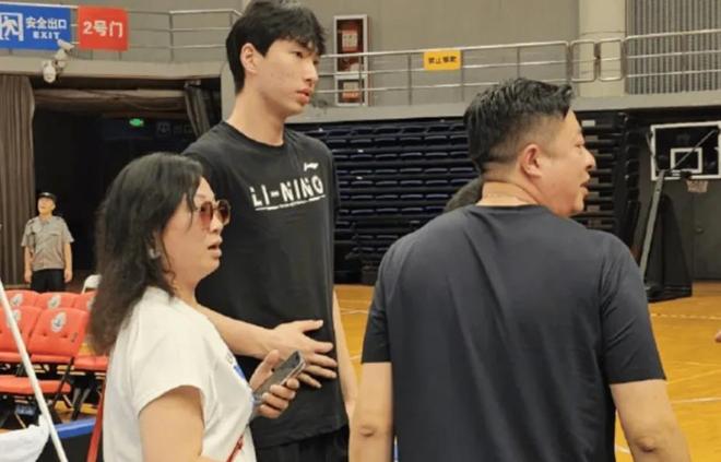 青岛签清华附中17岁小将，天赋比肩杨瀚森；崔永熙请美训练师来华