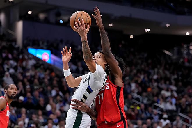 面對火箭持球進攻威脅肉眼可見！后場新星在雄鹿已經站穩了腳跟？