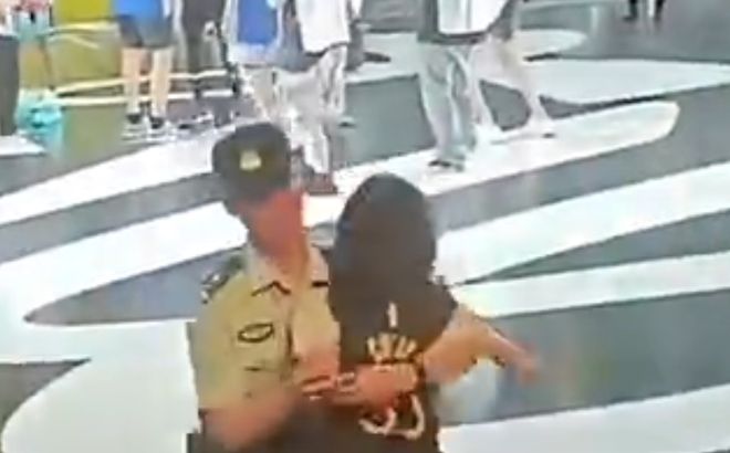 争议！库里中国行女球迷光脚欲冲进场 遭安保职员一把抱住阻挡-jrs直播