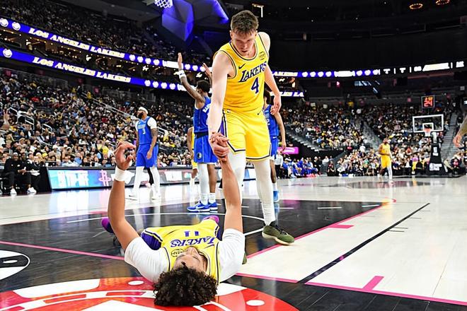 率領(lǐng)湖人二陣打出末節(jié)8分的表現(xiàn)，湖人側(cè)翼新星的表現(xiàn)太辣眼睛了