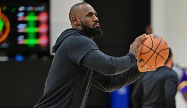 詹姆斯恢复训练获官方批准 湖人跟队辟谣离队传言
