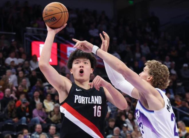 季前賽楊瀚森場均8分3.5籃板，2次6犯離場，常規(guī)賽不要期望太高