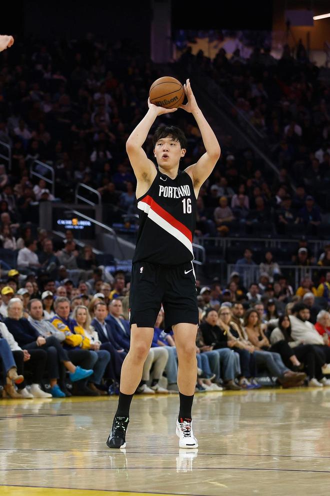 3分0籃板6次犯規(guī)離場(chǎng)，遇到內(nèi)線(xiàn)強(qiáng)硬中鋒，楊瀚森更暴露了短板