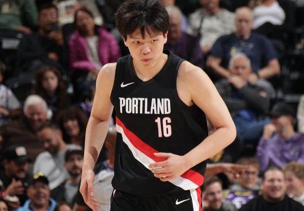 季前賽場均5.3犯 楊瀚森撞上爵士鐵壁坦言落淚